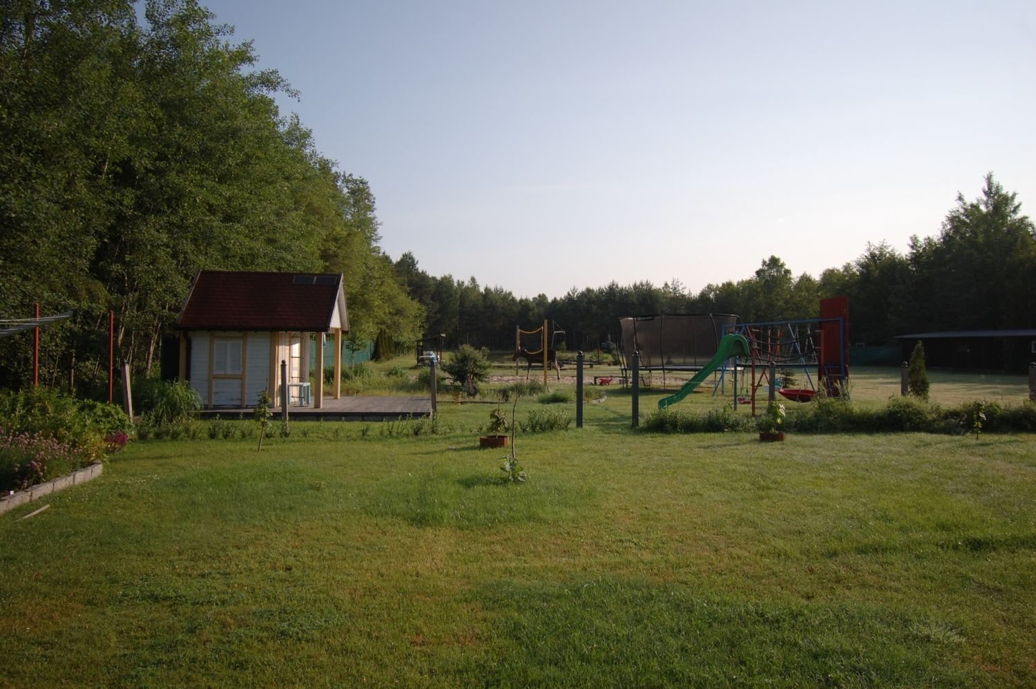 Zieleń wokół domków